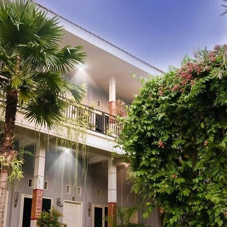 Clover Homestay Probolinggo Exterior photo