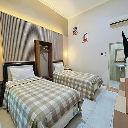 Clover Homestay Probolinggo Exterior photo