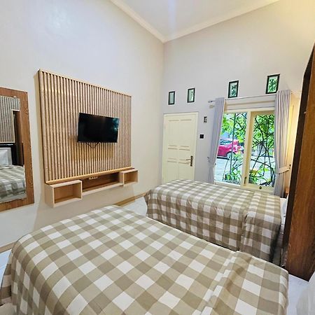 Clover Homestay Probolinggo Exterior photo