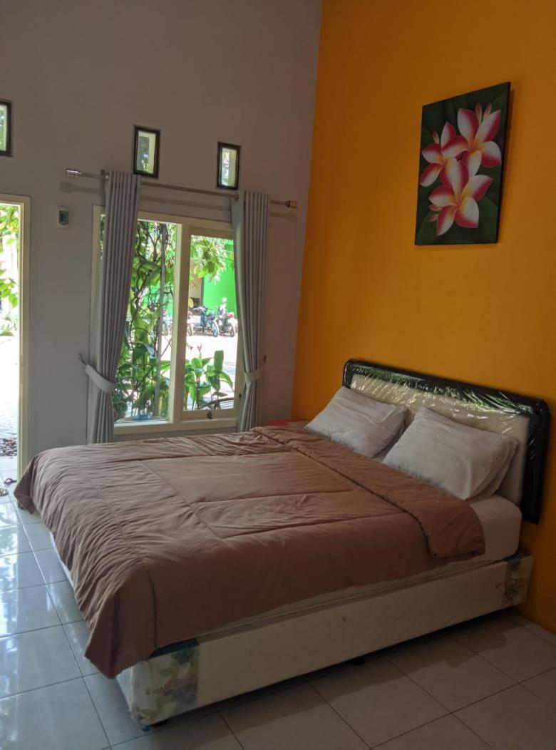 Clover Homestay Probolinggo Exterior photo