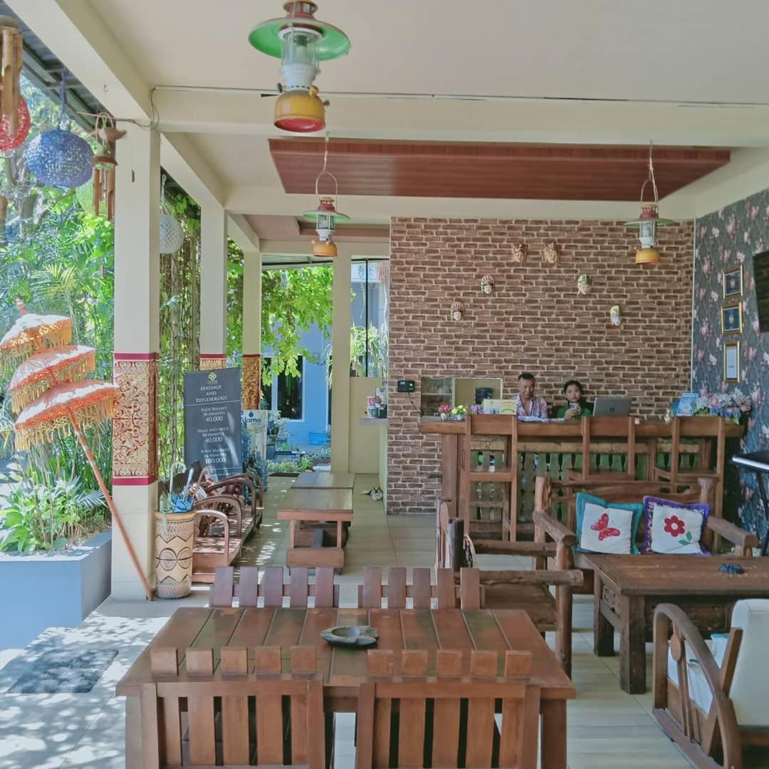 Clover Homestay Probolinggo Exterior photo