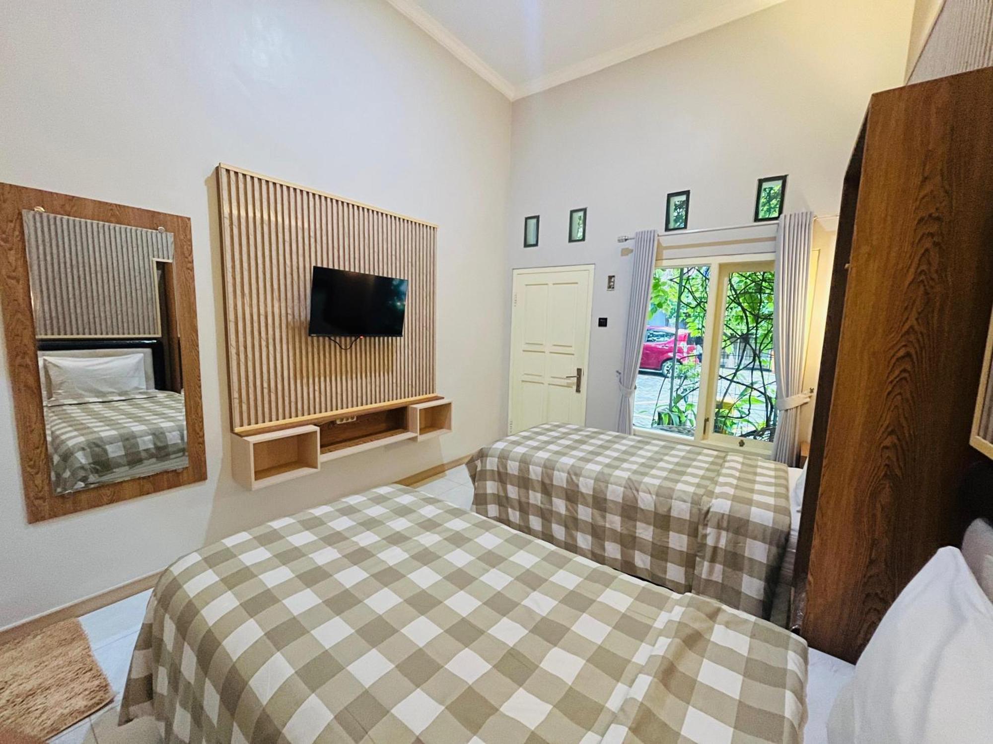 Clover Homestay Probolinggo Exterior photo