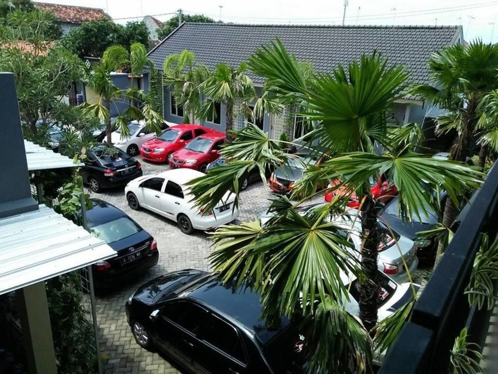 Clover Homestay Probolinggo Exterior photo