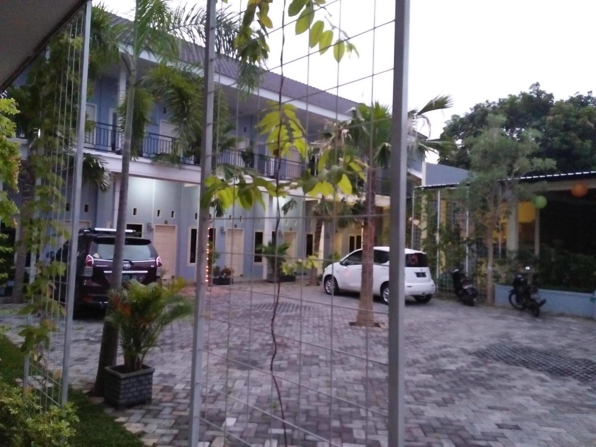 Clover Homestay Probolinggo Exterior photo