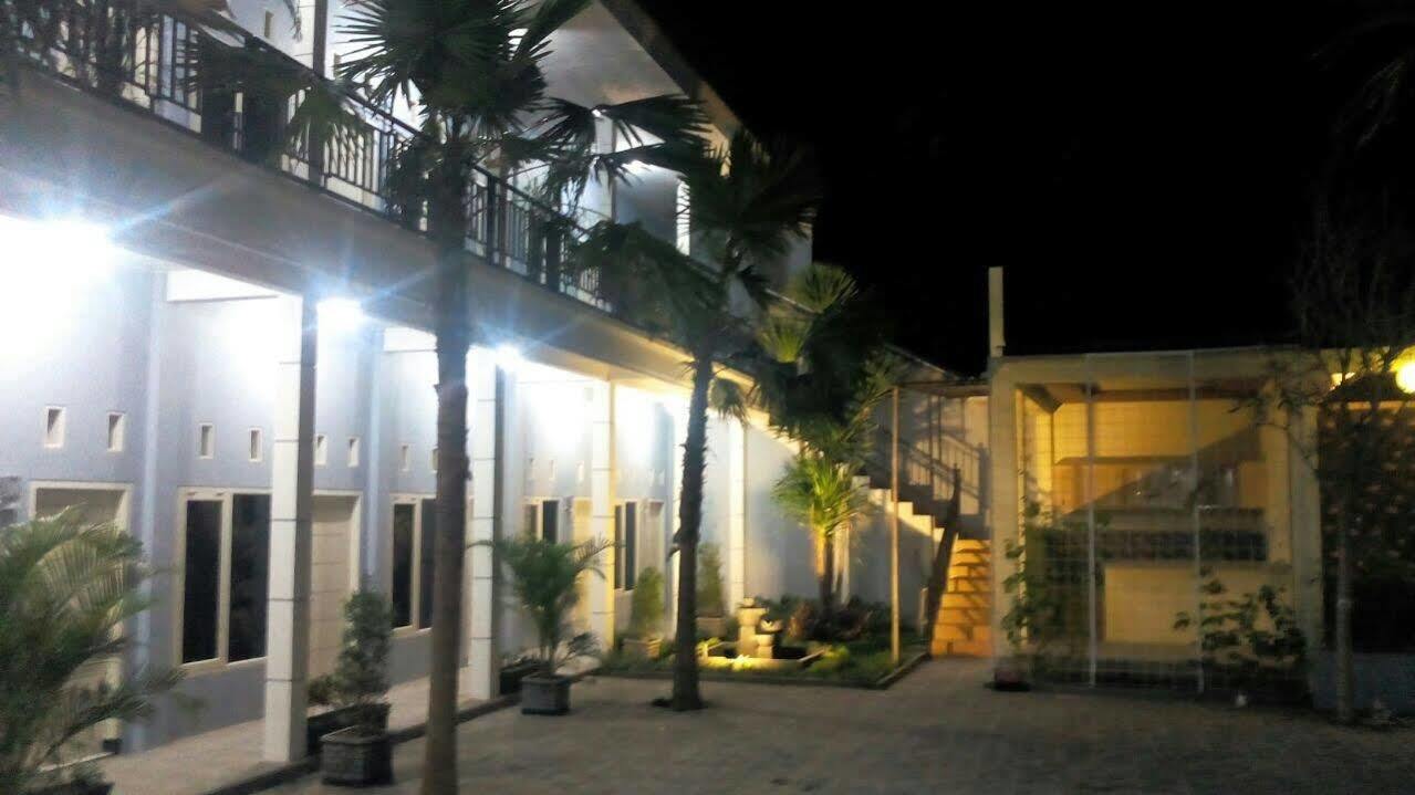 Clover Homestay Probolinggo Exterior photo