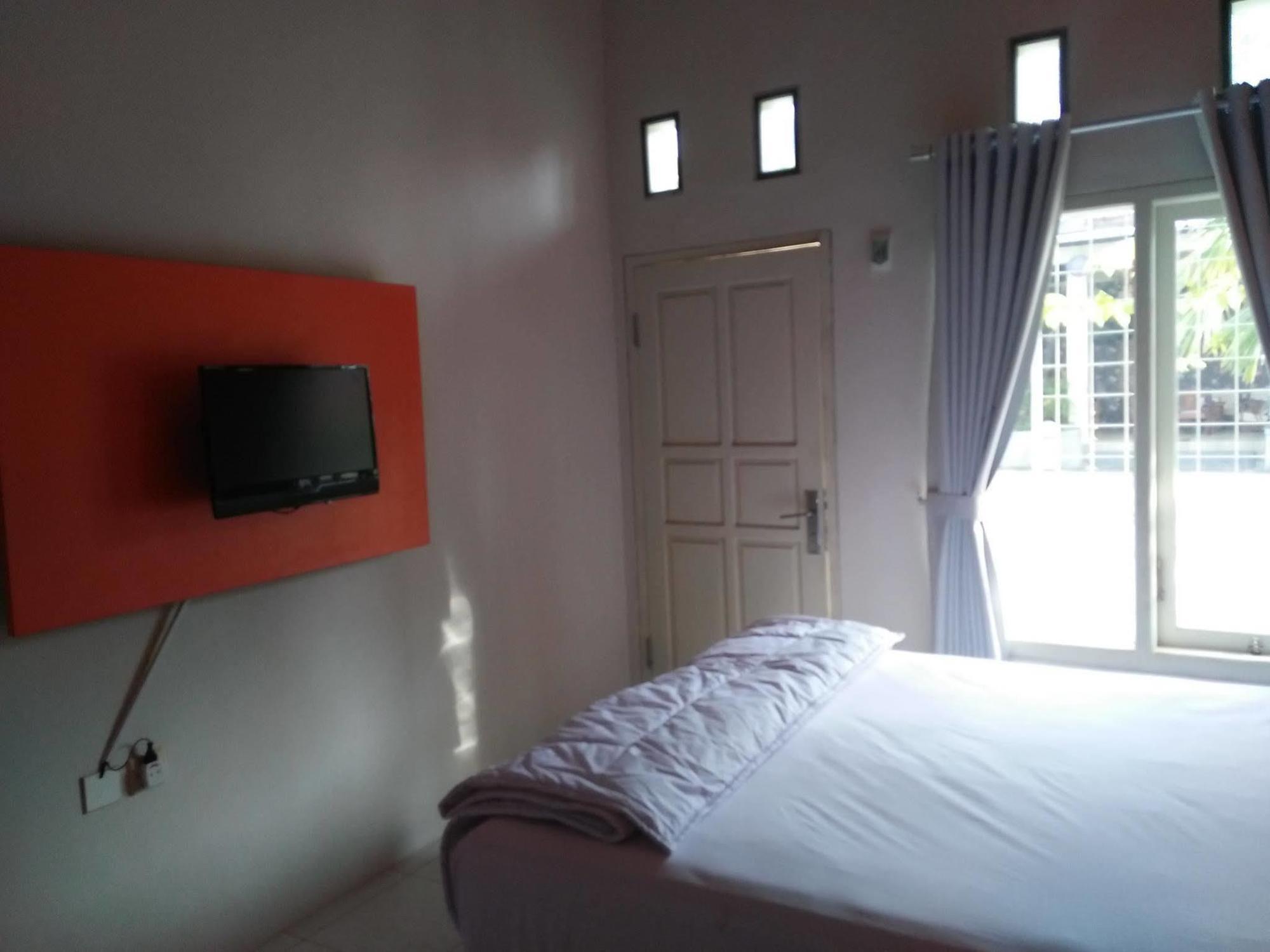 Clover Homestay Probolinggo Exterior photo