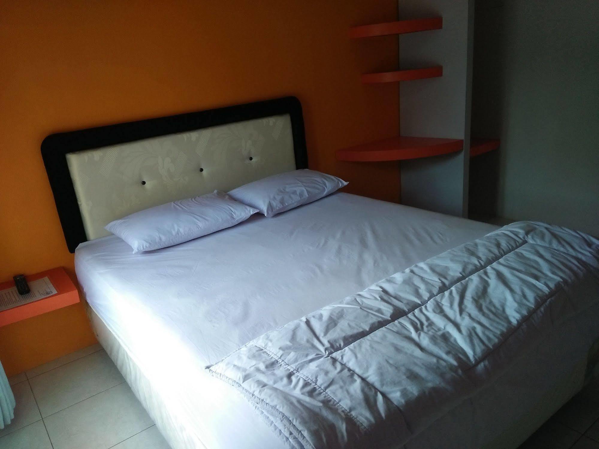 Clover Homestay Probolinggo Exterior photo